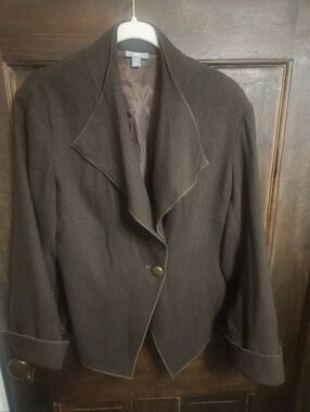 J.JILL LIGHT JKT.W/EXPOSED SEAMS.THE PERFECT PIECE FOR WORK OR JEANS!FITTED BACK